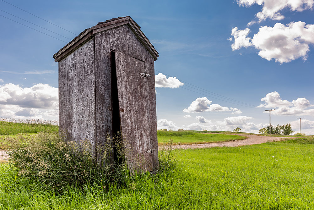 Off-grid water treatment outhouse